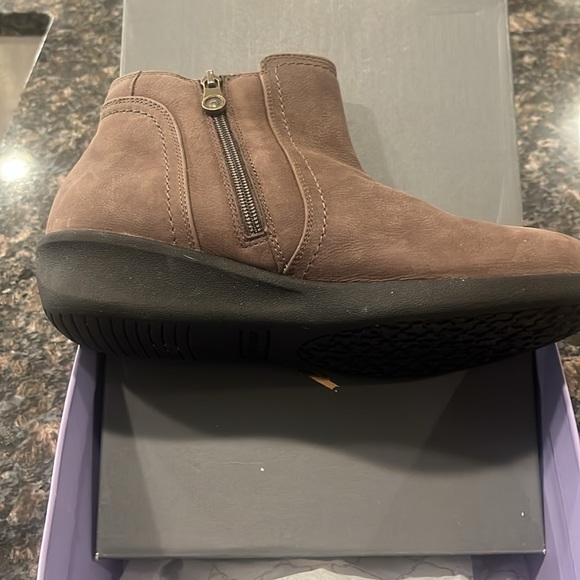 Women’s Aravon Fairlee Ankle Boot - Picture 4 of 6